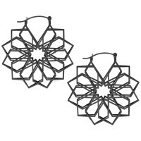 Schwarze Kaleidoscope Hoops aus Chirurgenstahl 316L vor weißem Hintergrund