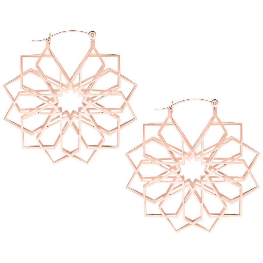 Roségoldene Kaleidoscope Hoops Ohrringe auf weißem Hintergrund