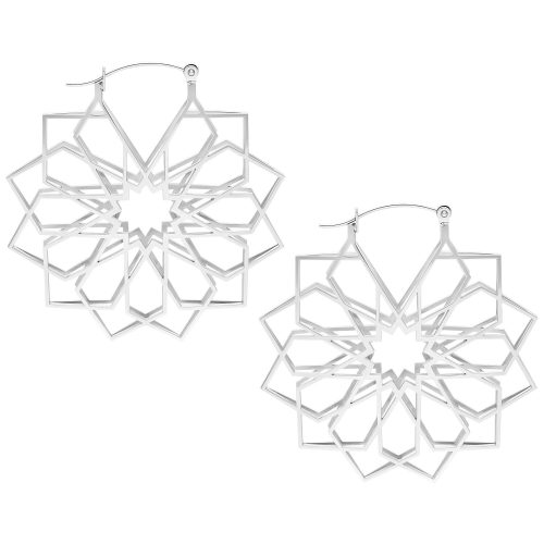 Zwei silberne Kaleidoskop Ohrringe aus Chirurgenstahl auf weißem Hintergrund