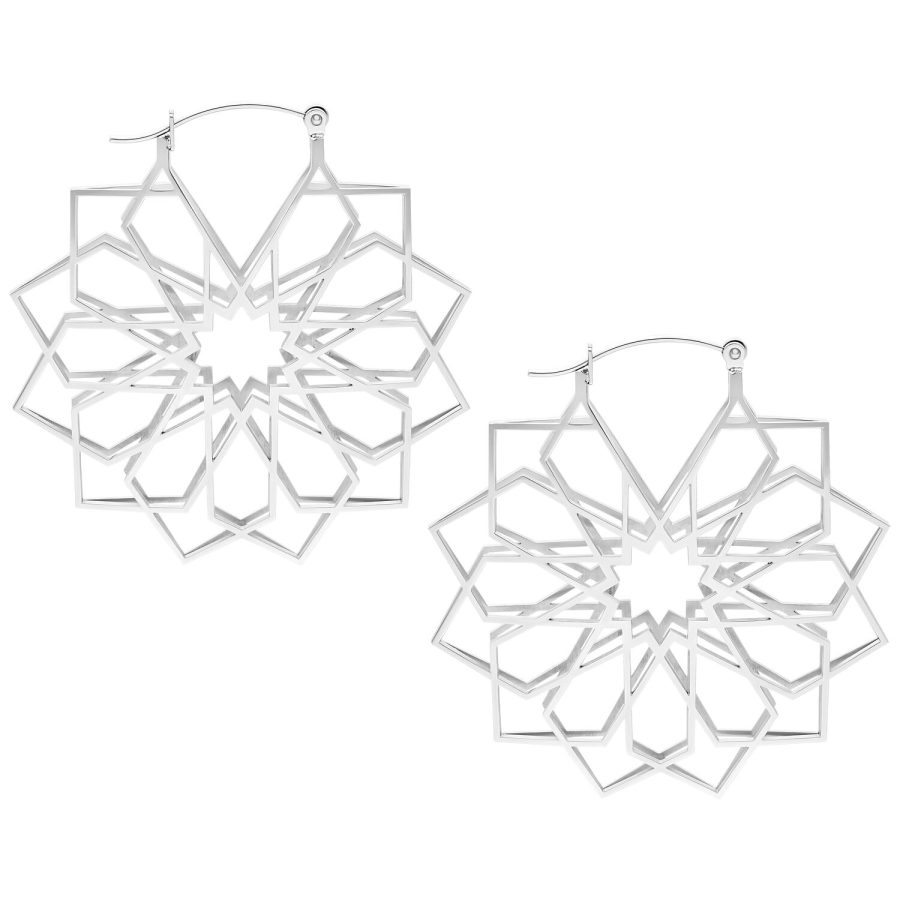 Zwei silberne Kaleidoskop Ohrringe aus Chirurgenstahl auf weißem Hintergrund