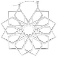 Silberne Ohrringe in Kaleidoskop-Design aus Chirurgenstahl auf weißem Hintergrund