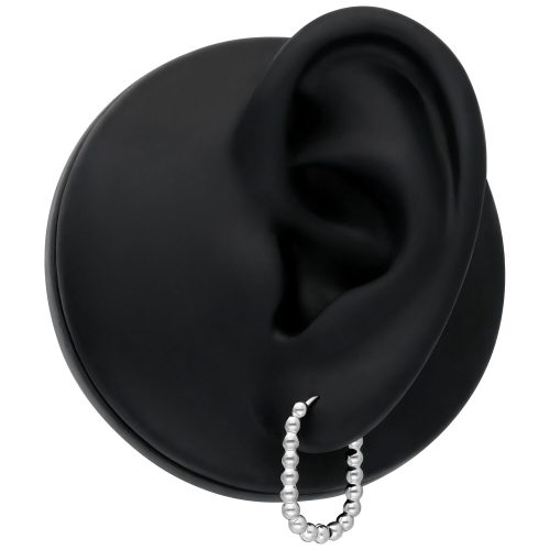 Silberne Oval Bubble Hoops am schwarzen Ohr auf neutralem Hintergrund