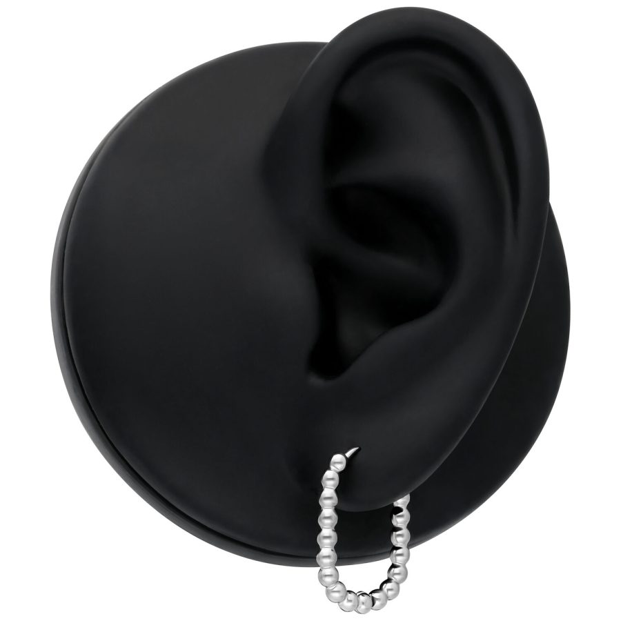 Silberne Oval Bubble Hoops am schwarzen Ohr auf neutralem Hintergrund