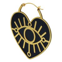 Goldene Ohrringe in Herzform mit schwarzem Auge auf weißem Hintergrund