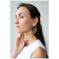 Frau mit langen Haaren trägt goldene Soulmate Hoops Ohrringe mit Klappverschluss.