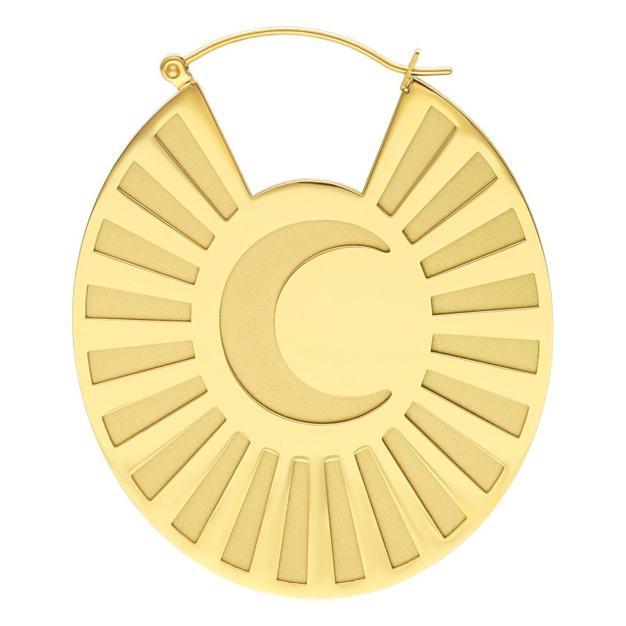 Goldene Ohrringe mit Mond-Design aus hochglanzpoliertem Chirurgenstahl auf weißem Hintergrund