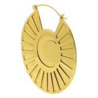 Goldene, runde Ohrringe aus Chirurgenstahl mit Sonnenstrahlenmuster auf weißem Hintergrund