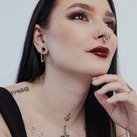 Frau mit Bubble Polygon Ohrringen in Schwarz und Silber, Nahaufnahme