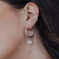 Ohr mit weißem Stone Hoop und Kette aus Edelstahl in Silberoptik