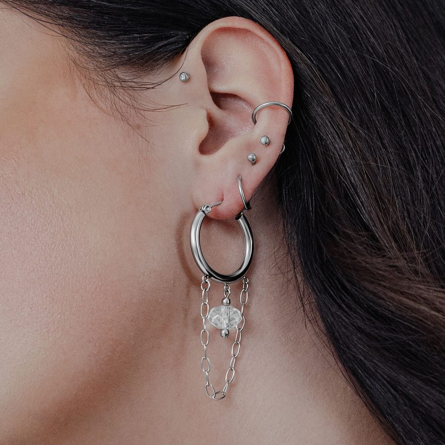 Ohr mit weißem Stone Hoop und Kette aus Edelstahl in Silberoptik