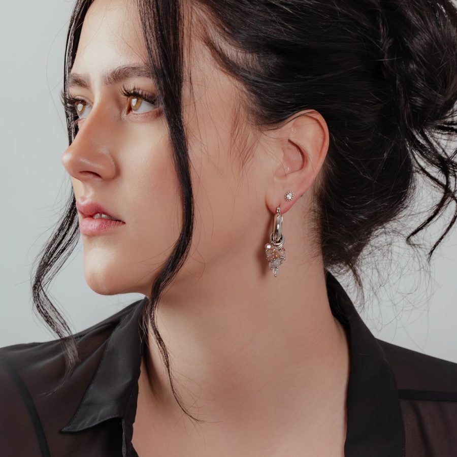 Frau mit glamourösen Creolen aus Silber und Gold, eleganter Look