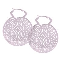 Schwarze und silberne Mehndi Hoops Ohrringe mit filigranem Muster auf weißem Hintergrund