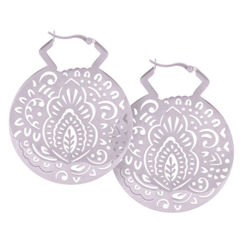 Zwei silberne Hoops mit Mehndi-Muster auf weißem Hintergrund