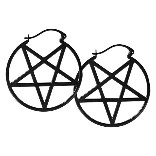 Zwei schwarze Pentagramm-Ohrringe aus Chirurgenstahl auf weißem Hintergrund