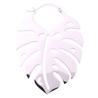 Silberfarbener Monstera Leaf Ohrring auf weißem Hintergrund