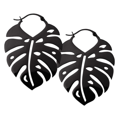 Zwei schwarze Monstera-Ohrringe aus Chirurgenstahl auf weißem Hintergrund