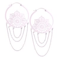 La Fleur Hoops Ohrringe aus Edelstahl mit filigranem Blumenmuster und Kettenanhängern auf weißem Hintergrund
