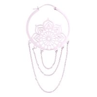 Silberne La Fleur Ohrringe mit Blumendesign und Ketten auf weißem Hintergrund