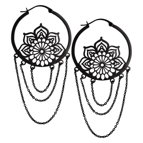 Schwarze Ohrringe mit floralen Mustern und Kettenanhängern auf weißem Hintergrund