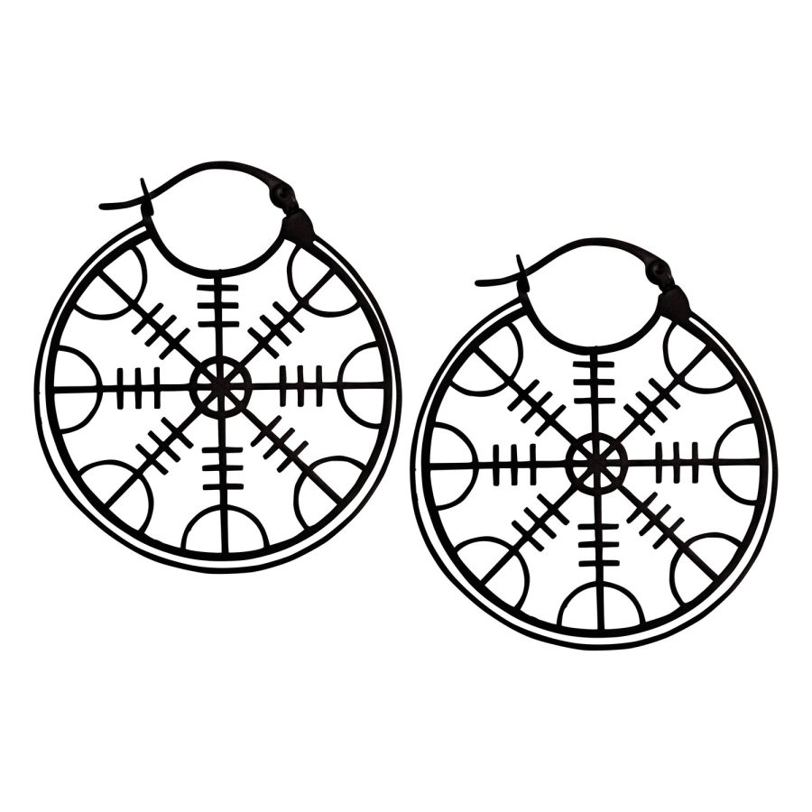Zwei schwarze Edelstahl-Ohrringe mit Helm of Awe Symbol auf weißem Hintergrund