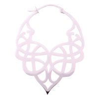 Silberne Celtic Tribal Ohrringe aus Edelstahl auf weißem Hintergrund