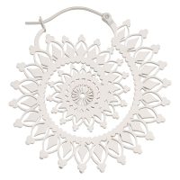 Silberne Floral Nautilus Hoops Ohrringe auf weißem Hintergrund