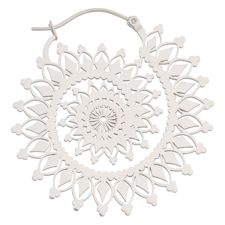 Silberne Floral Nautilus Hoops Ohrringe auf weißem Hintergrund