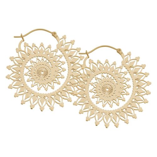 Goldene Ohrringe im Floral Nautilus Design mit filigranem Muster auf weißem Hintergrund