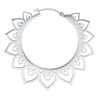 Silberne Hearts Hoops Ohrringe mit detailliertem Herzdesign auf weißem Hintergrund