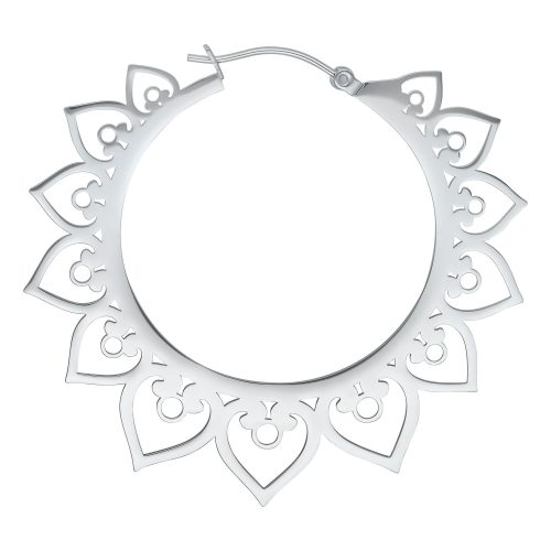 Silberne Hearts Hoops Ohrringe mit detailliertem Herzdesign auf weißem Hintergrund