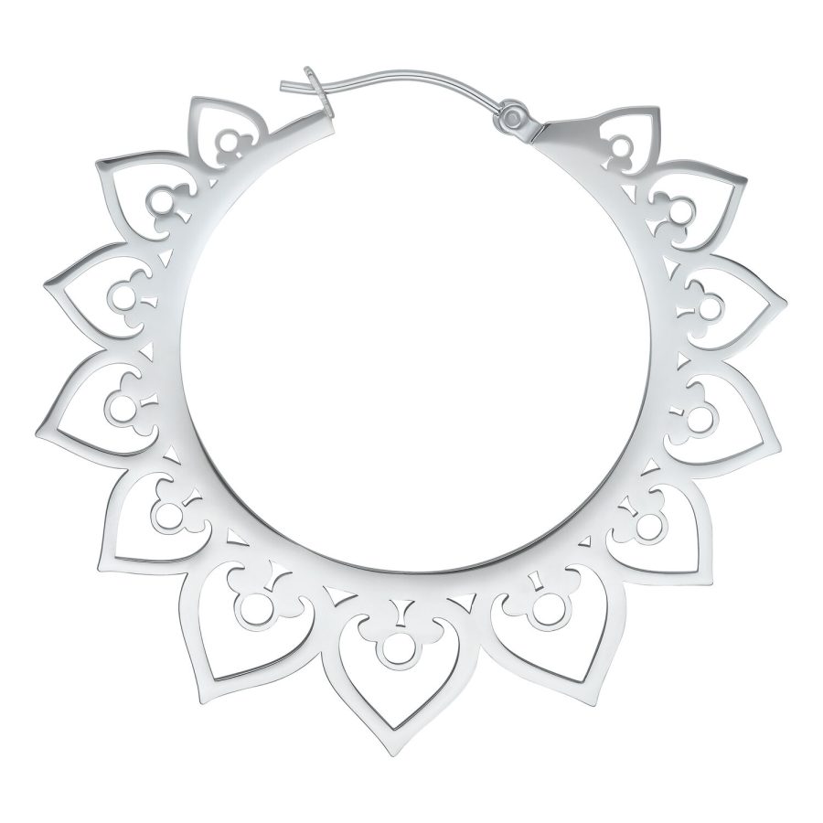 Silberne Hearts Hoops Ohrringe mit detailliertem Herzdesign auf weißem Hintergrund