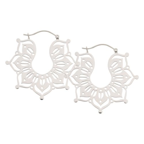 Silberne Magnolia Hoops Ohrringe aus Chirurgenstahl auf weißem Hintergrund