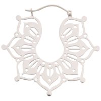 Silberne Magnolia Hoops aus Edelstahl mit filigranem Design auf weißem Hintergrund