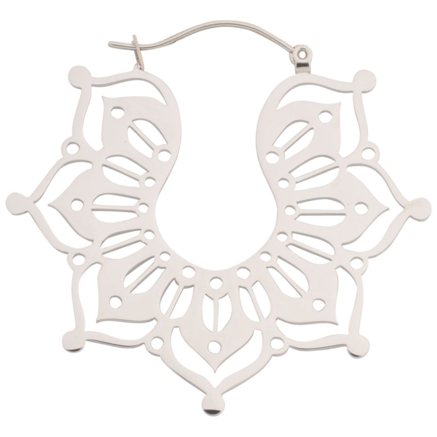 Silberne Magnolia Hoops aus Edelstahl mit filigranem Design auf weißem Hintergrund