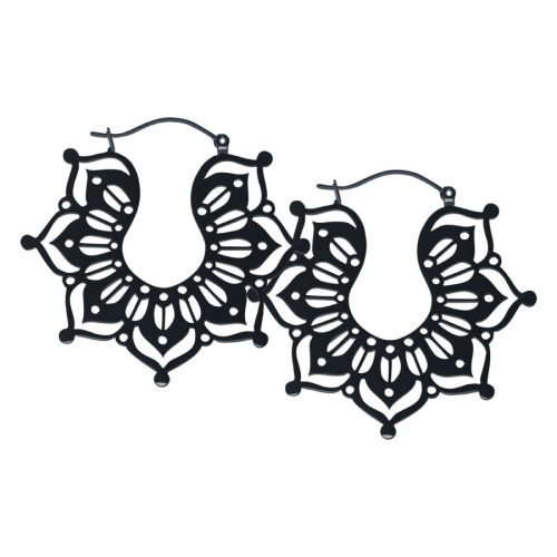 Schwarze Magnolia Hoops Ohrringe aus Chirurgenstahl auf weißem Hintergrund