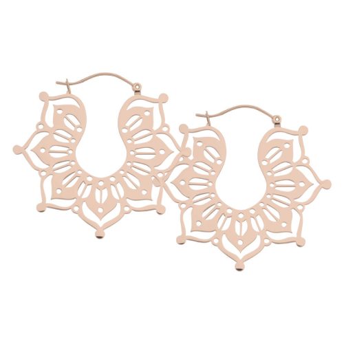 Roségoldene Ohrringe in Form von Magnolia Hoops auf weißem Hintergrund