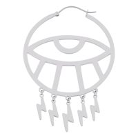 Silberner Ohrring im Eye-Design mit Blitzanhängern auf weißem Hintergrund