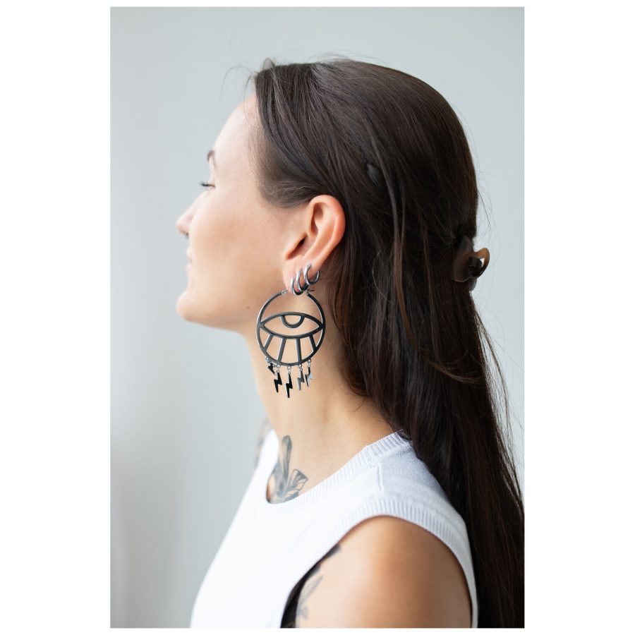 Frau mit langen Haaren trägt große schwarze Thunderflash Eye Hoops Ohrringe seitlich