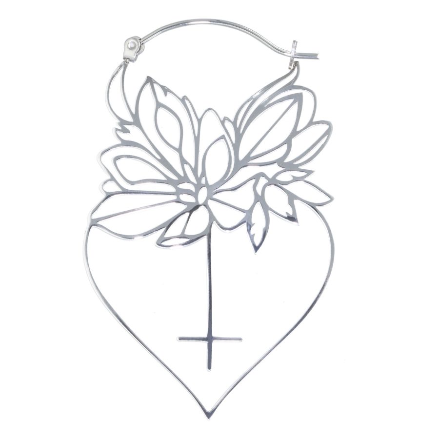 Silberne Ohrhänger in Blumenform aus Chirurgenstahl auf weißem Hintergrund
