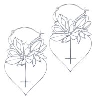 Silberne Dahlia Hoops mit floralen Motiven auf weißem Hintergrund