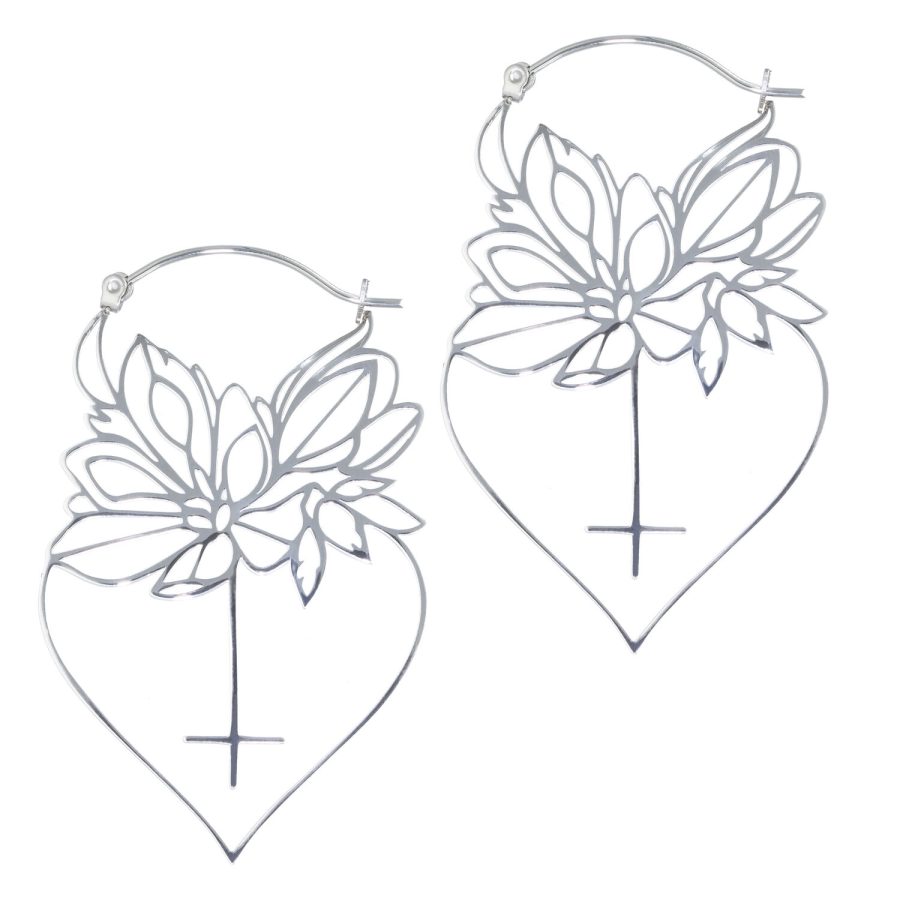 Silberne Dahlia Hoops mit floralen Motiven auf weißem Hintergrund