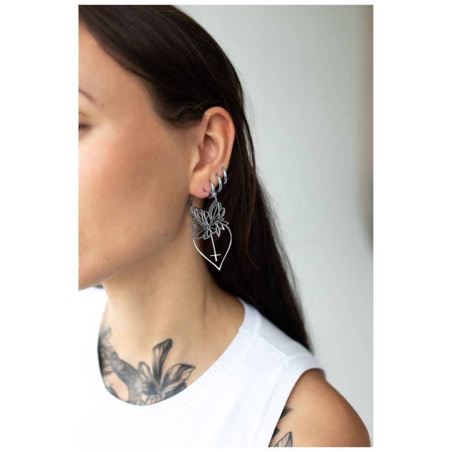 Frau mit Dahlia Hoops Ohrringen in Schwarz und Silber, seitliches Porträt