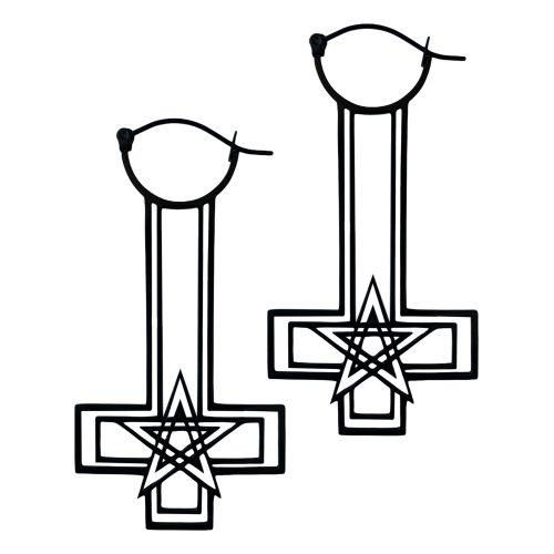 Zwei schwarze Kreuz-Pentagramm-Ohrringe aus Chirurgenstahl auf weißem Hintergrund