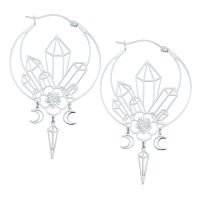 Silberne Ohrringe mit geometrischem Design und Blumenmuster auf weißem Hintergrund