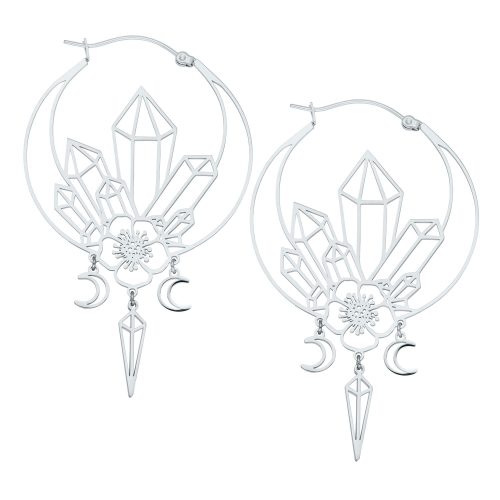 Silberne Ohrringe mit geometrischem Design und Blumenmuster auf weißem Hintergrund