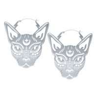 Zwei silberne Sphynx Hoops Ohrringe mit Katzenmotiv auf weißem Hintergrund