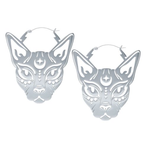 Zwei silberne Sphynx Hoops Ohrringe auf weißem Hintergrund