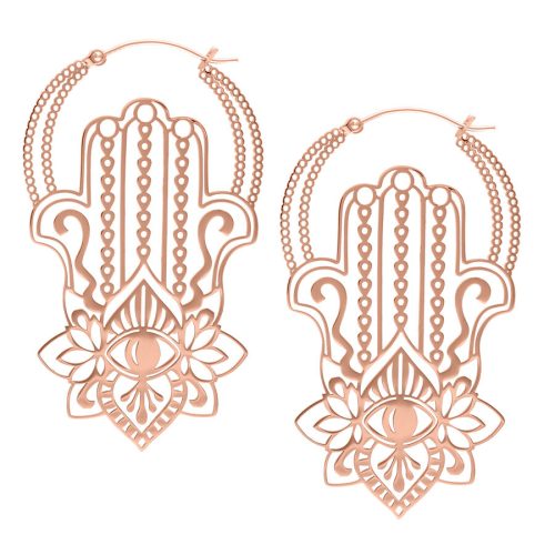 Zwei roségoldene Khamsa Hoops Ohrringe mit filigranen Details auf weißem Hintergrund