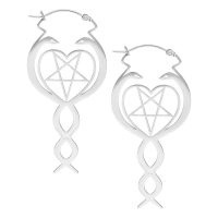 Zwei silberne Nagini Hoops Ohrringe mit Schlangenmotiv und Pentagramm auf weißem Hintergrund