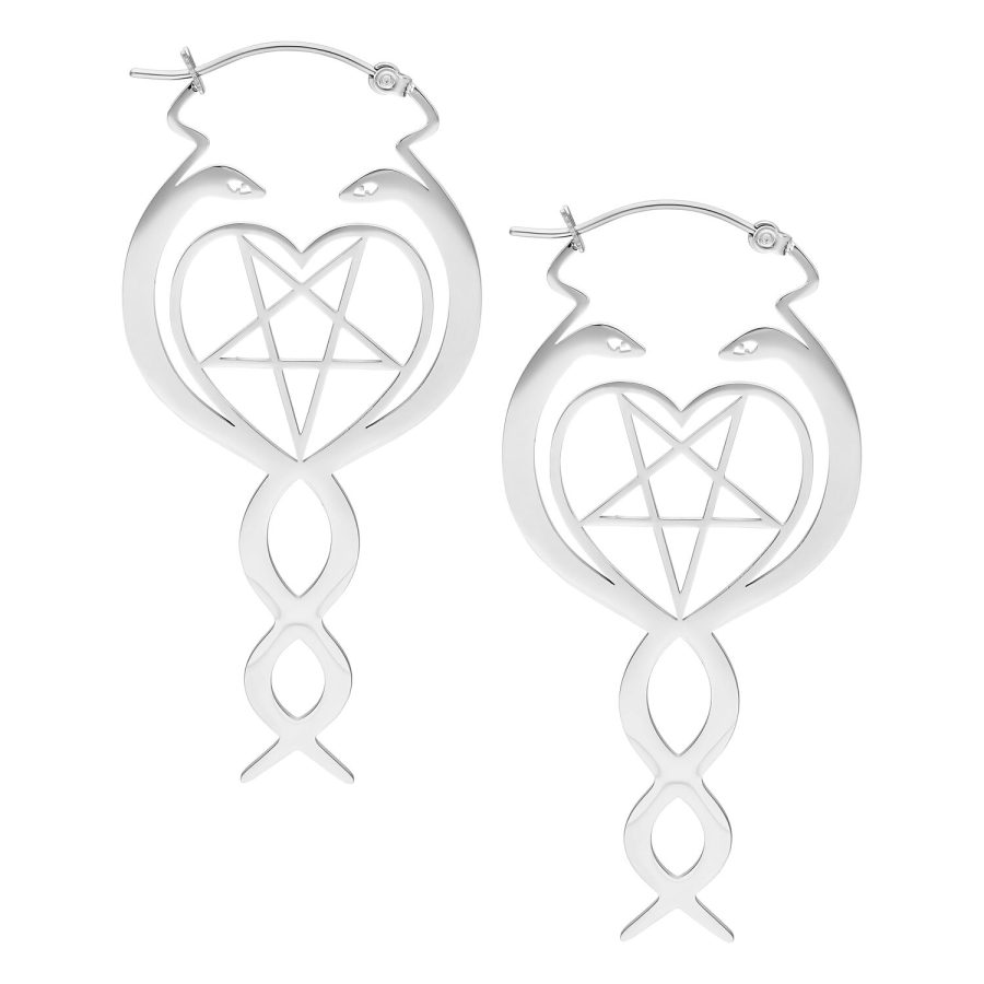 Zwei silberne Nagini Hoops Ohrringe mit Schlangenmotiv und Pentagramm auf weißem Hintergrund